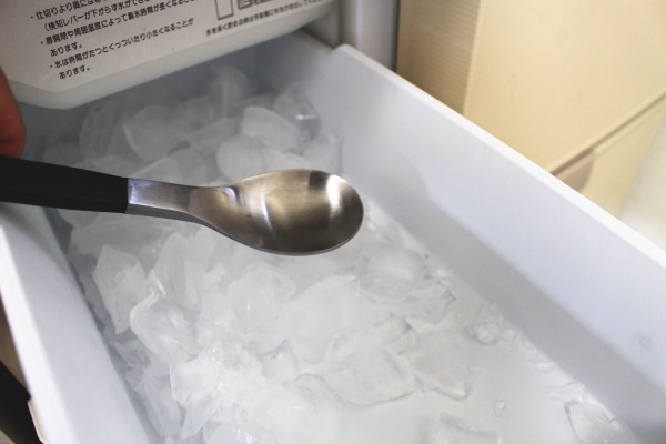 スプーンを使用して氷をバラバラにした