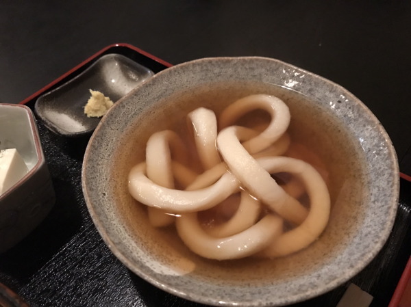 うどんアップ：麺というより縄？たわらやさんで名物1本うどんを食す:京都北野天満宮近く