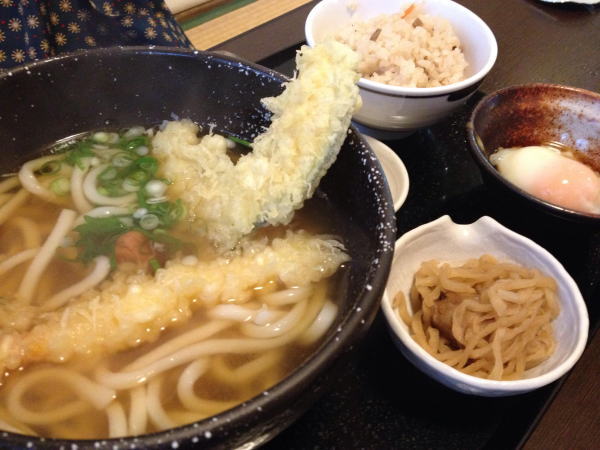 天ぷらうどん：福井うどん：大野市真邑(しんゆう)さんで美味ぶっかけうどんを食す