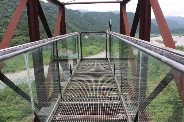 橋の先端　富山観光：県立地獄遊園地「まんだら遊園」へ行ってきました！